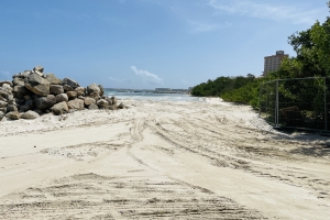 DNM ta hiba Embassy Suites corte pa claridad riba asunto di beach 