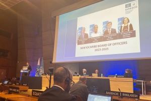 Dr. Marck Oduber representando Aruba, a atende e asamblea general di UNESCO na Francia