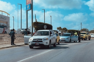 Accidente envolviendo tres auto na altura di rotonde Seroe Blanco 