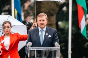 Rey Willem Alexander a pidi pordon; Minister Thijsen a pone krans den nomber di Aruba