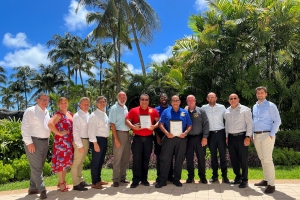 Aruba Marriott a reconoce tres empleado cu a salba bida di un huesped