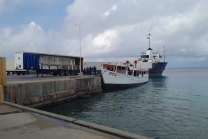 E prome barco di fruta y berdura di Venezuela a yega Bonaire porfin