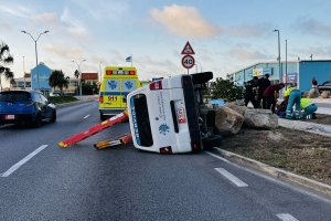 Chauffeur ta perde control y bolter cu su van riba Watty Vos Blvd 