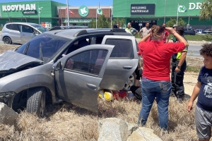Chauffeur di SUV ta bolter riba Watty Vos Blvd y pega den baranca