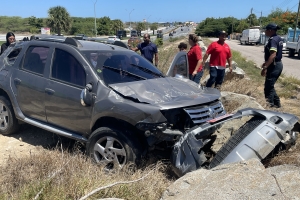 Chauffeur di SUV ta bolter riba Watty Vos Blvd y pega den baranca
