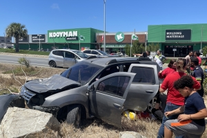 Chauffeur di SUV ta bolter riba Watty Vos Blvd y pega den baranca