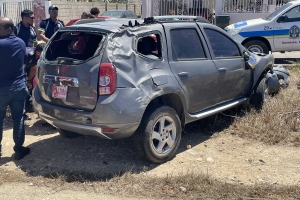 Chauffeur di SUV ta bolter riba Watty Vos Blvd y pega den baranca