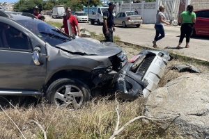 Chauffeur di SUV ta bolter riba Watty Vos Blvd y pega den baranca