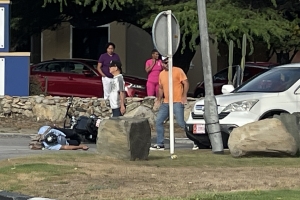 Motorciclista a keda alcansa pa un SUV na rotonde di Tarabana