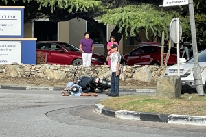 Motorciclista a keda alcansa pa un SUV na rotonde di Tarabana