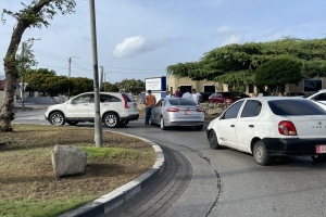 Motorciclista a keda alcansa pa un SUV na rotonde di Tarabana