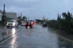Awacero torencial a laga varios caminda inunda diamars na Aruba