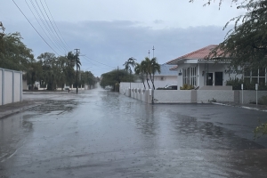 Awacero torencial a laga varios caminda inunda diamars na Aruba