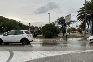 Awacero torencial a laga varios caminda inunda diamars na Aruba