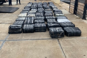 Zr.Ms. Groningen y Wardacosta a intercepta mas cu 2.500 kilo di droga