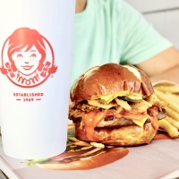 Wendy’s Aruba ta sigui parti premio: Gana comiendo e dushi Pretzel Bacon cu Coca Cola No Sugar