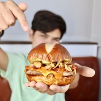 Wendy’s Aruba ta sigui parti premio: Gana comiendo e dushi Pretzel Bacon cu Coca Cola No Sugar