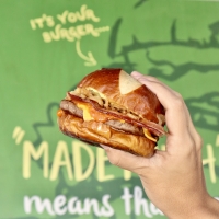 Wendy’s Aruba ta sigui parti premio: Gana comiendo e dushi Pretzel Bacon cu Coca Cola No Sugar