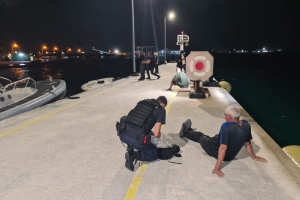  Wardacosta hunto cu Polis a detene 11 indocumentado  Latino drentando Aruba