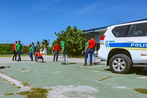 Polis a certifica Road Service pa documenta accidente