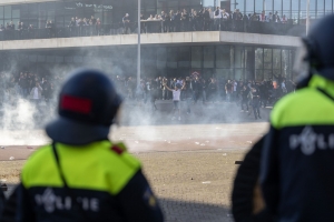 Na Hulanda polis a detene 15 persona despues di wega suspendi entre Ajax y Feyenoord 