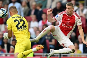 Ajax no ta bay corte mas. Wega suspendi di futbol contra Feyenoord ta sigui diaranson