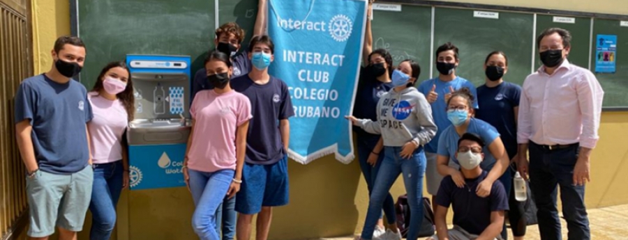 Rotary Club a entrega water cooler na scolnan di Aruba