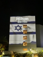 Hilton Caribbean Hotel ta mustra solidaridad cu Israel, proyectando bandera Israeli riba fachada   