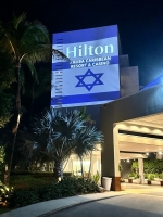 Hilton Caribbean Hotel ta mustra solidaridad cu Israel, proyectando bandera Israeli riba fachada   