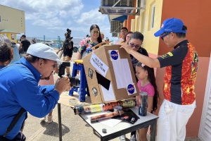 Centenares di hende a mira e eclipse solar parcial na Aruba diasabra