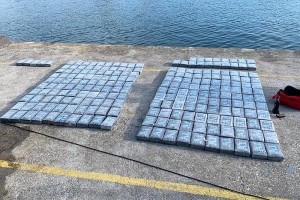 Wardacosta na Corsou a intercepta boto piscado cu 223 paki di cocaina  