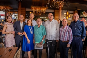 A duna homenahe na pionero den turismo di Aruba sr Micheal Kuiperi