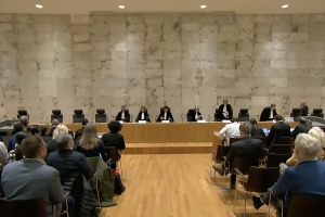 Heering: Den caso di matrimonio mesun sexo, corte a viola e separacion di poder 