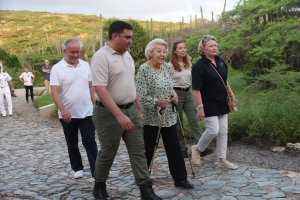 Prinsesa Beatrix a bishita Spaans Lagoen y admira area di mangrove protegi