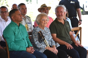 Prinsesa Beatrix a bishita proyecto pa proteha lora den Parke Arikok