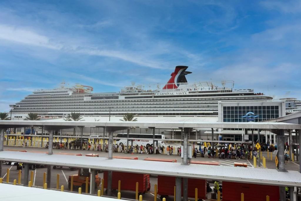 Bapor crucero Carnival Vista lo cuminsa bishita Aruba debi na cambio di homeport