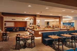 Aquarius Restaurant na Renaissance Wind Creek Aruba Resort ta presenta diferente opción nobo durante lunch.