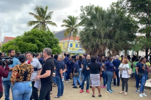 Tur botica di Corsou a cera porta diaranson pa protesta