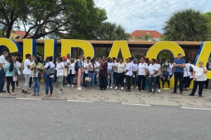 Tur botica di Corsou a cera porta diaranson pa protesta