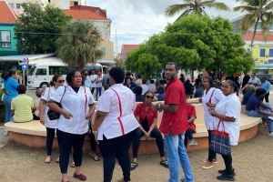 Tur botica di Corsou a cera porta diaranson pa protesta