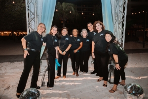 The Ritz-Carlton, Aruba ta celebra nan 10 aniversario y honra tur e damas y cabayeronan pa un decada di servicio excepcional
