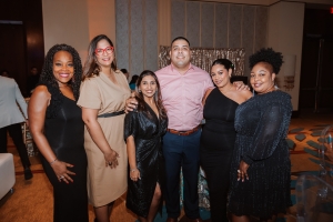 The Ritz-Carlton, Aruba ta celebra nan 10 aniversario y honra tur e damas y cabayeronan pa un decada di servicio excepcional