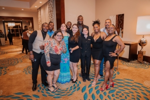 The Ritz-Carlton, Aruba ta celebra nan 10 aniversario y honra tur e damas y cabayeronan pa un decada di servicio excepcional