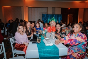 The Ritz-Carlton, Aruba ta celebra nan 10 aniversario y honra tur e damas y cabayeronan pa un decada di servicio excepcional