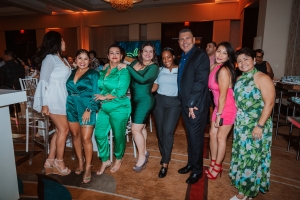The Ritz-Carlton, Aruba ta celebra nan 10 aniversario y honra tur e damas y cabayeronan pa un decada di servicio excepcional