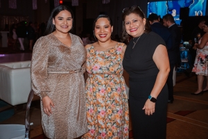 The Ritz-Carlton, Aruba ta celebra nan 10 aniversario y honra tur e damas y cabayeronan pa un decada di servicio excepcional