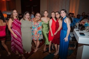 The Ritz-Carlton, Aruba ta celebra nan 10 aniversario y honra tur e damas y cabayeronan pa un decada di servicio excepcional