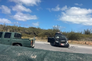 Accidente cu tres auto riba Watty Vos Boulevard a causa caos den trafico