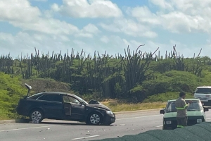 Accidente cu tres auto riba Watty Vos Boulevard a causa caos den trafico