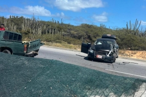 Accidente cu tres auto riba Watty Vos Boulevard a causa caos den trafico
